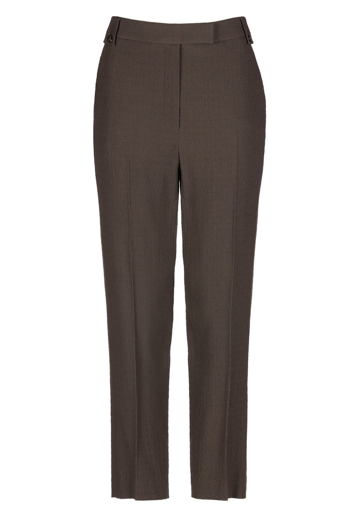 Cropped tailored choco pants cut in a wrinkled light suiting wool blend. Pressed front pleat to emphasize the sophisticated look. Refined with belt loops and horn buttons, welt pocket at the back.