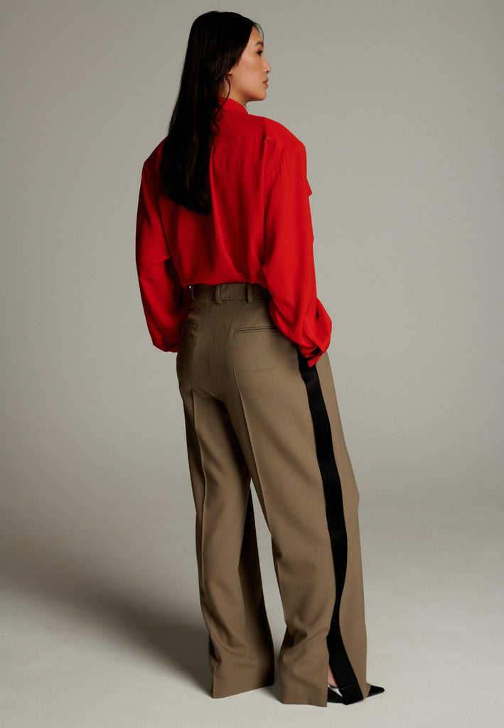Crepe Georgette shirt with classic red collar. It has black six-hole buttons to adjust the neckline. Special detail with a panel of frills that creates a voluminous look to the garment. This style goes well with jeans and tailoring.