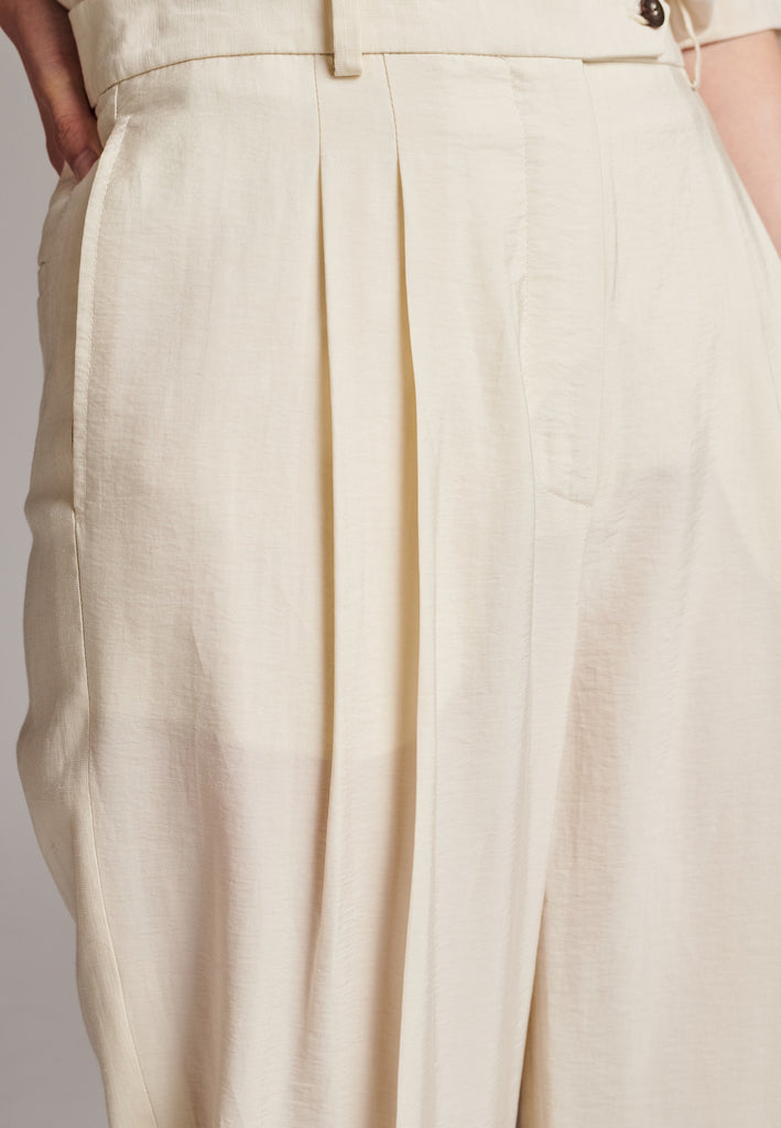 Long wide-leg trousers cut from a linen blend. Detailed with insideout details, welt pockets and button closure.