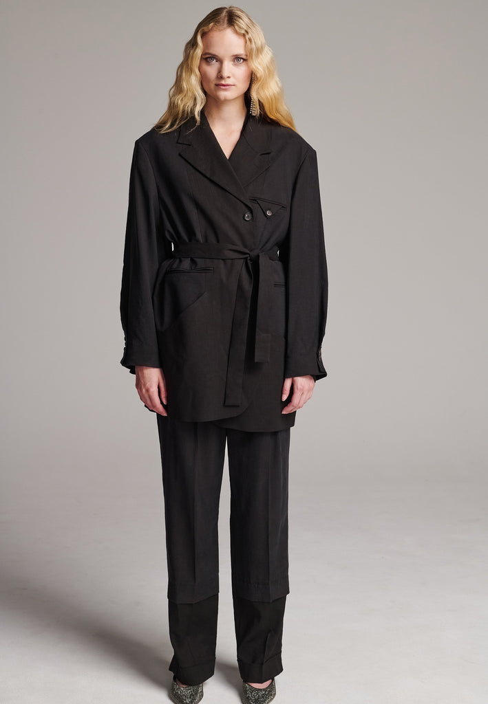 Your everyday choice: an oversized wrap blazer cut from a linen blend. Features shoulder-pads and a belt at the waist, adding structure to the loose fit. Inside-out details inspired by the inside of a menswear blazer. Horn button closure, detailed welt pockets and central vent at the back.
