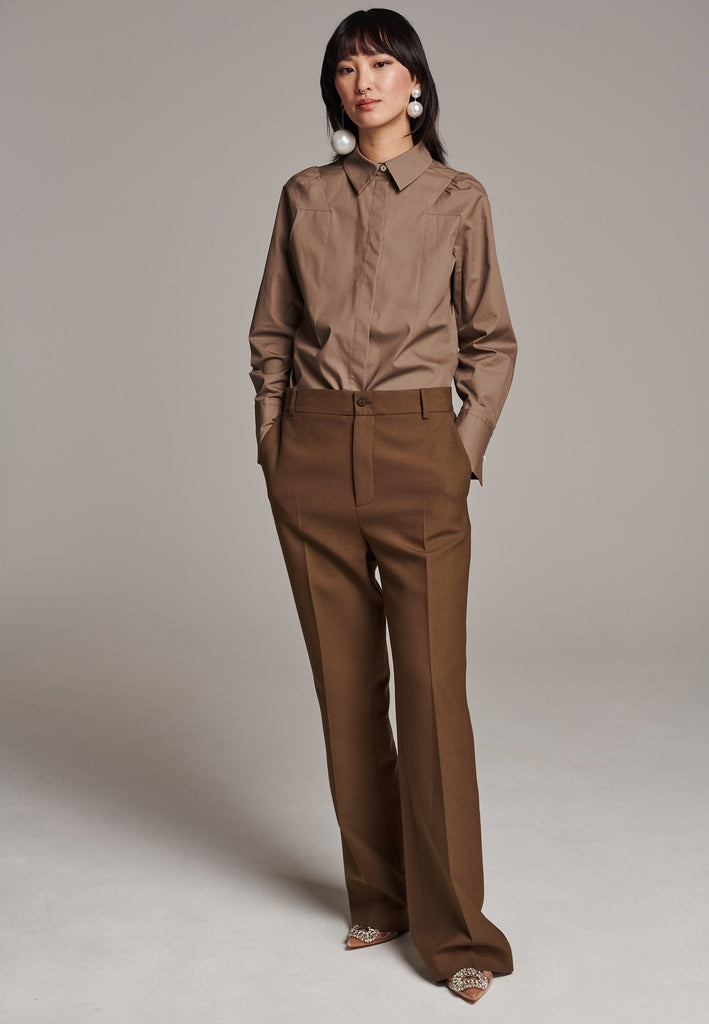 Discover unparalleled elegance with this structured bell-cut pant, perfectly tailored for a refined yet contemporary silhouette. Designed by Frenken, this piece offers a slightly oversized fit that combines effortless style with understated fashion. You were searching for the perfect everyday pant—one that seamlessly blends sharp tailoring with a touch of modern sophistication. Congratulations, you’ve found it. These trousers, inspired by menswear, are a standout addition to your wardrobe, ensuring you rock