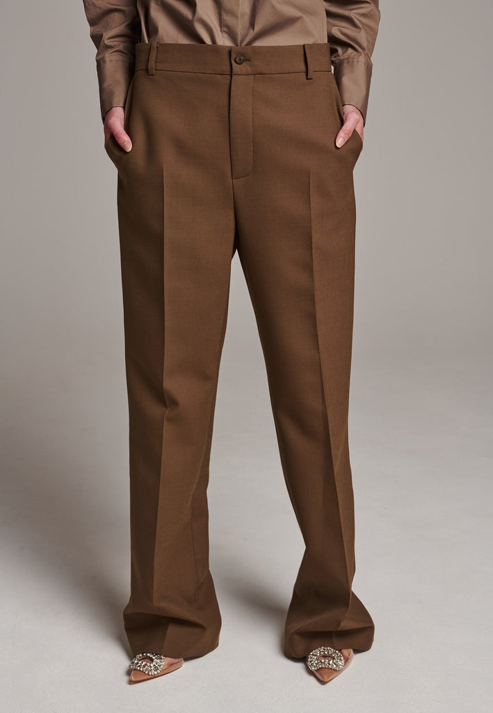 Discover unparalleled elegance with this structured bell-cut pant, perfectly tailored for a refined yet contemporary silhouette. Designed by Frenken, this piece offers a slightly oversized fit that combines effortless style with understated fashion. You were searching for the perfect everyday pant—one that seamlessly blends sharp tailoring with a touch of modern sophistication. Congratulations, you’ve found it. These trousers, inspired by menswear, are a standout addition to your wardrobe, ensuring you rock