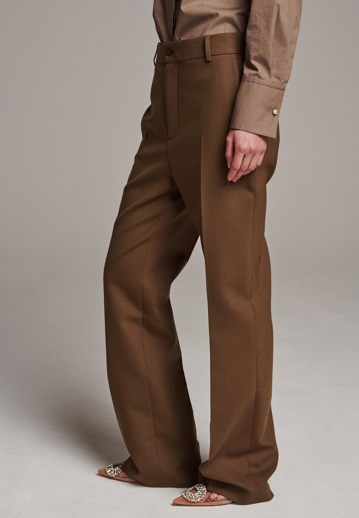 Discover unparalleled elegance with this structured bell-cut pant, perfectly tailored for a refined yet contemporary silhouette. Designed by Frenken, this piece offers a slightly oversized fit that combines effortless style with understated fashion. You were searching for the perfect everyday pant—one that seamlessly blends sharp tailoring with a touch of modern sophistication. Congratulations, you’ve found it. These trousers, inspired by menswear, are a standout addition to your wardrobe, ensuring you rock
