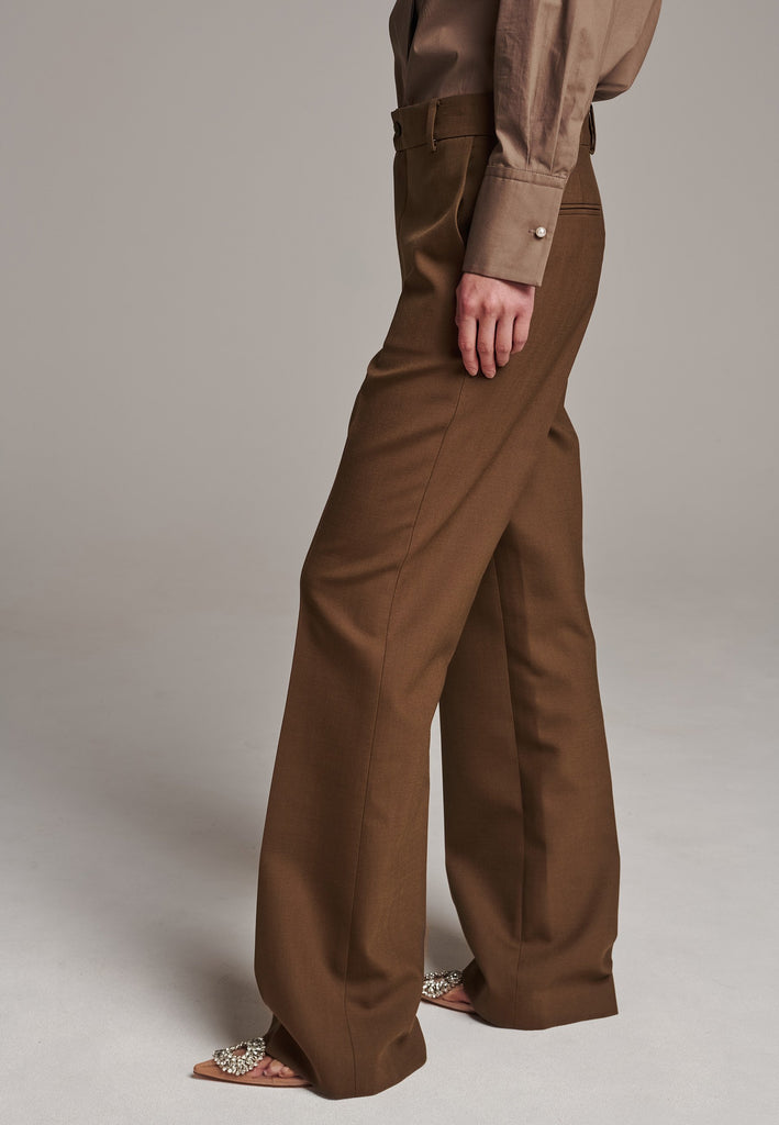 Discover unparalleled elegance with this structured bell-cut pant, perfectly tailored for a refined yet contemporary silhouette. Designed by Frenken, this piece offers a slightly oversized fit that combines effortless style with understated fashion. You were searching for the perfect everyday pant—one that seamlessly blends sharp tailoring with a touch of modern sophistication. Congratulations, you’ve found it. These trousers, inspired by menswear, are a standout addition to your wardrobe, ensuring you rock