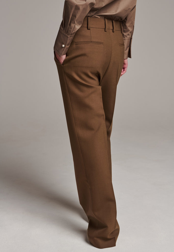 Discover unparalleled elegance with this structured bell-cut pant, perfectly tailored for a refined yet contemporary silhouette. Designed by Frenken, this piece offers a slightly oversized fit that combines effortless style with understated fashion. You were searching for the perfect everyday pant—one that seamlessly blends sharp tailoring with a touch of modern sophistication. Congratulations, you’ve found it. These trousers, inspired by menswear, are a standout addition to your wardrobe, ensuring you rock