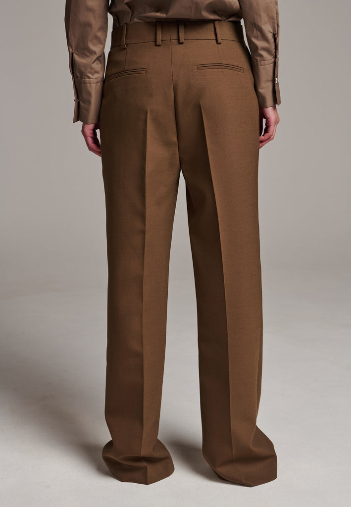 Discover unparalleled elegance with this structured bell-cut pant, perfectly tailored for a refined yet contemporary silhouette. Designed by Frenken, this piece offers a slightly oversized fit that combines effortless style with understated fashion. You were searching for the perfect everyday pant—one that seamlessly blends sharp tailoring with a touch of modern sophistication. Congratulations, you’ve found it. These trousers, inspired by menswear, are a standout addition to your wardrobe, ensuring you rock