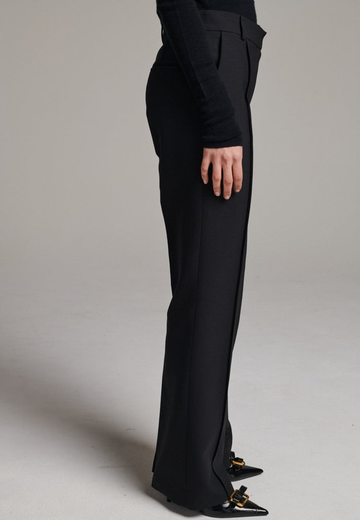 Step into elevated tailoring with the Diamand Darted Boyish Bel Cut Trousers, a structured silhouette with purposefully placed front darts that bring definition and subtle edge. The bell-cut leg adds fluidity, while the slightly oversized, boyish fit channels effortless confidence. Inspired by classic menswear, these trousers blend precision and attitude, making them a standout piece for a polished yet contemporary look.