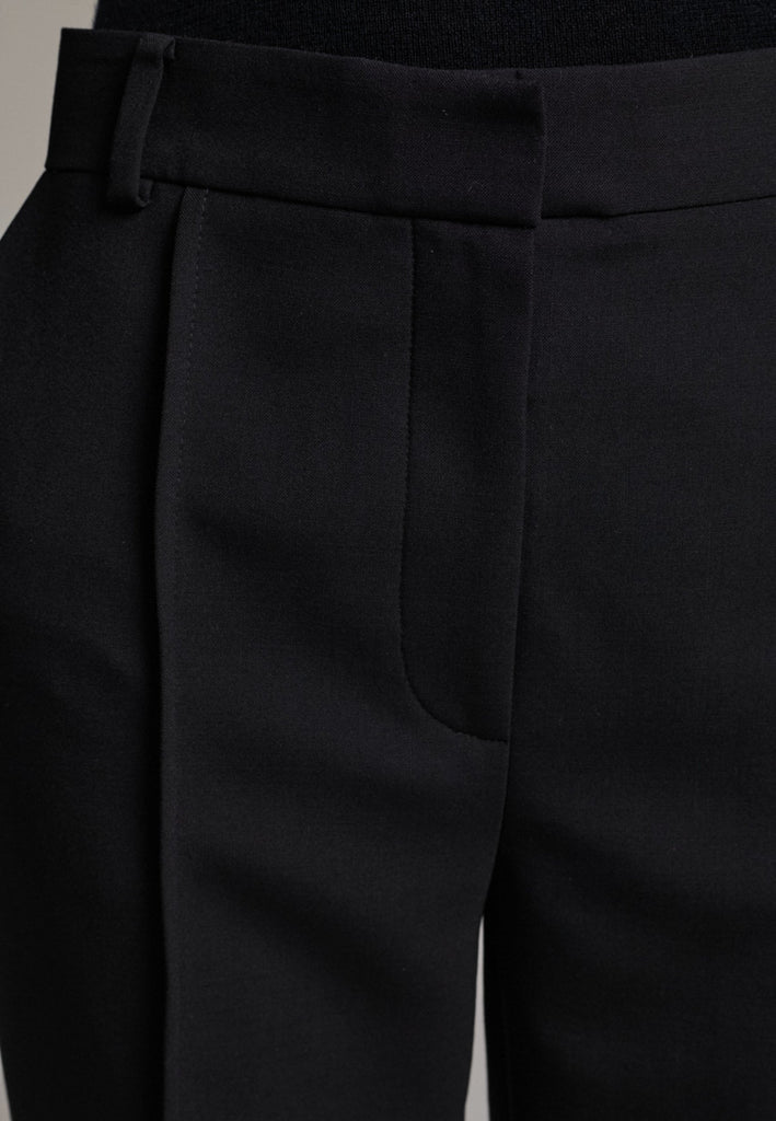 Step into elevated tailoring with the Diamand Darted Boyish Bel Cut Trousers, a structured silhouette with purposefully placed front darts that bring definition and subtle edge. The bell-cut leg adds fluidity, while the slightly oversized, boyish fit channels effortless confidence. Inspired by classic menswear, these trousers blend precision and attitude, making them a standout piece for a polished yet contemporary look.