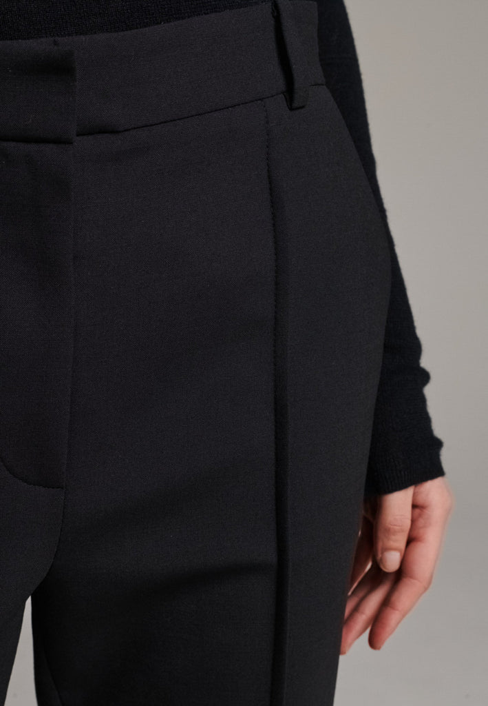 Step into elevated tailoring with the Diamand Darted Boyish Bel Cut Trousers, a structured silhouette with purposefully placed front darts that bring definition and subtle edge. The bell-cut leg adds fluidity, while the slightly oversized, boyish fit channels effortless confidence. Inspired by classic menswear, these trousers blend precision and attitude, making them a standout piece for a polished yet contemporary look.