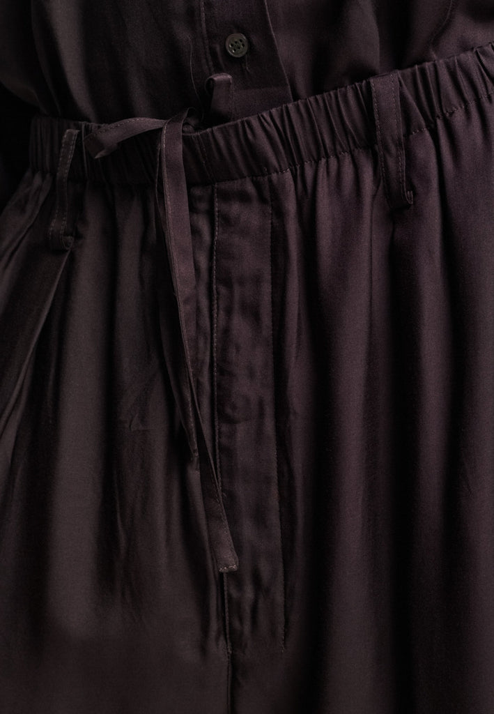 These Found Silk Dark Brown Habotai Pants offer a luxurious, relaxed look with a cropped design that falls just below the knee. Crafted from soft, lightweight silk habotai, they provide a smooth, fluid drape with a subtle sheen. The rich dark brown color adds a touch of sophistication, while the comfortable, slightly loose fit ensures effortless style. Perfect for both casual and semi-formal occasions, these pants are an elevated option for warm-weather dressing or layering with longer pieces.