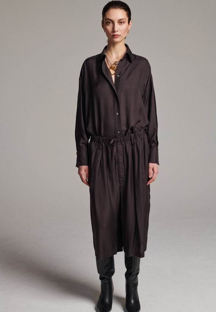 These Found Silk Dark Brown Habotai Pants offer a luxurious, relaxed look with a cropped design that falls just below the knee. Crafted from soft, lightweight silk habotai, they provide a smooth, fluid drape with a subtle sheen. The rich dark brown color adds a touch of sophistication, while the comfortable, slightly loose fit ensures effortless style. Perfect for both casual and semi-formal occasions, these pants are an elevated option for warm-weather dressing or layering with longer pieces.