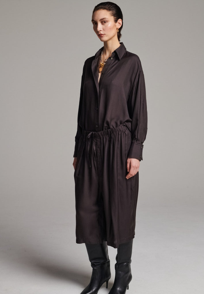 These Found Silk Dark Brown Habotai Pants offer a luxurious, relaxed look with a cropped design that falls just below the knee. Crafted from soft, lightweight silk habotai, they provide a smooth, fluid drape with a subtle sheen. The rich dark brown color adds a touch of sophistication, while the comfortable, slightly loose fit ensures effortless style. Perfect for both casual and semi-formal occasions, these pants are an elevated option for warm-weather dressing or layering with longer pieces.