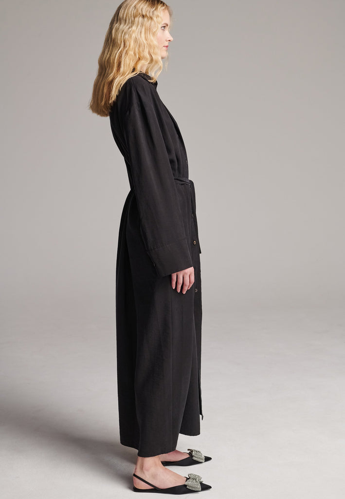 Shirt dresses are closet mainstays that effortlessly evolve from workwear to evening wear. This very cool straight cut, dropped shoulder maxi dress was designed for an oversized fit. Cut from fine crinkle washed look viscose, deepen the front split by unbutton it. Features a belt to cinch in your shape.