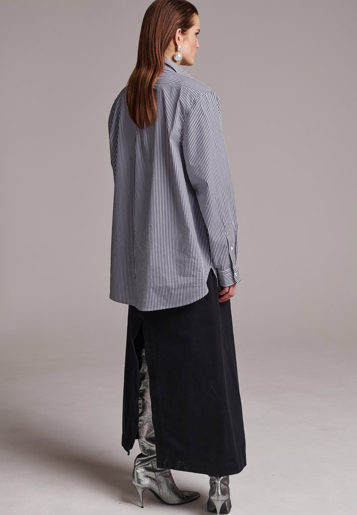 FRENKEN manages to create designs that are somehow classic yet totally modern at the same time. This oversized very easy-to-wear menswear shirt is a true homage to the eighties cut Ralph Lauren men's shirt. Dropped shoulders, with adjustable shoulder pads. Detailed with a mirrored F. Cut from 100% cotton poplin. This Ralf shirt is embellished with faux pearls in an increasing from small to large formation. It's an asset to your wardrobe.