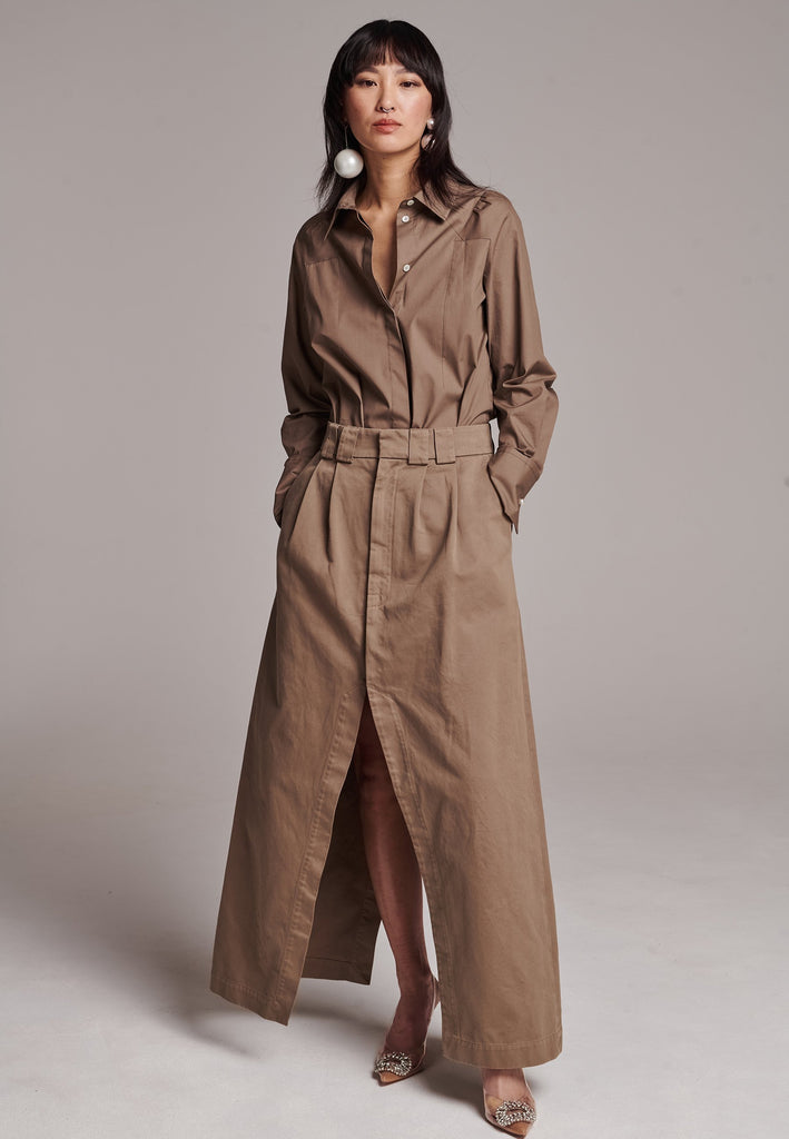 Poplin shirt cut for a relaxed fit with subtle puffed shoulder and some fine gathering. Special detailed with a square armhole seam. It has six-hole buttons to adjust the neckline. Cut from crispy 100% poplin. Embellished with a faux pearl on the left cuff. This style will go hand in hand with garment-dyed skirts and tailoring.
