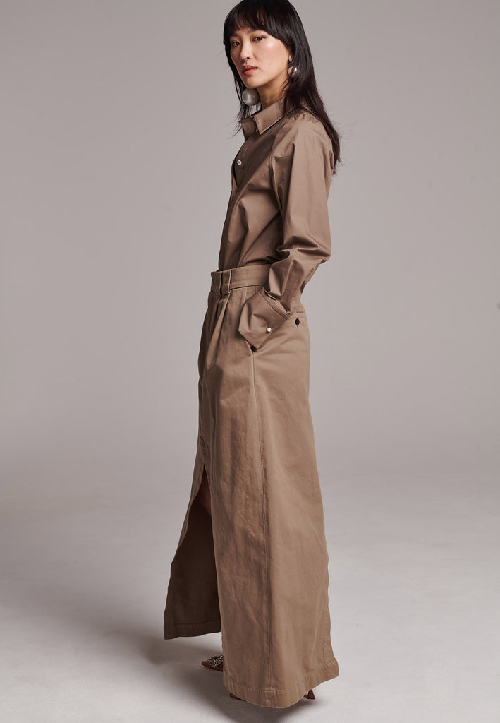 Poplin shirt cut for a relaxed fit with subtle puffed shoulder and some fine gathering. Special detailed with a square armhole seam. It has six-hole buttons to adjust the neckline. Cut from crispy 100% poplin. Embellished with a faux pearl on the left cuff. This style will go hand in hand with garment-dyed skirts and tailoring.