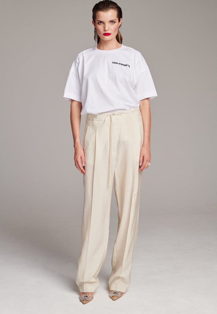 Easy-wear trousers featuring regular cut and drawstring fastening. Detailed with side slit and rear welt pockets. Cut from a light wrinkled viscose with washed look that emphasizes the relaxed attitude. As a nod to the tuxedo pants, it has a self-fabric side seam stripe.