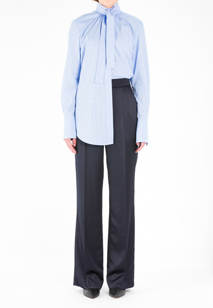 Check light blue counter shirt. Strait fit poplin shirt. Detailed with a bow collar. Model wears a size 36. frenkenfashion.com