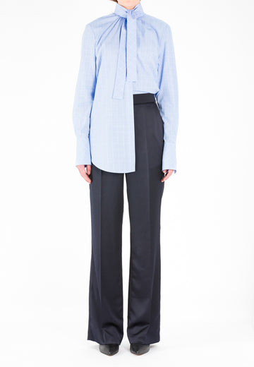 Check light blue counter shirt. Strait fit poplin shirt. Detailed with a bow collar. Model wears a size 36. frenkenfashion.com