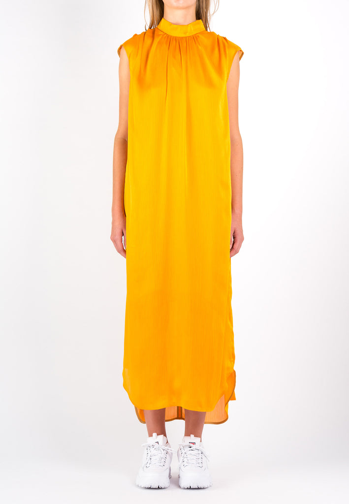 Conceal | Dress | Orange. Maxi dress in a wrinkle flowy satin light fabric. Wear it with the belt to create a waist or wear it without the belt and let the dress hang loose. Model wears a size 36.