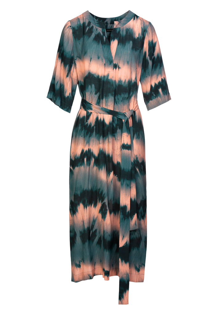 Printed wind dress. 100% viscose. Maxi tye dyed dress. Relaxed fitted. Pockets included. To wear with or without the belt. Amsterdam fashion