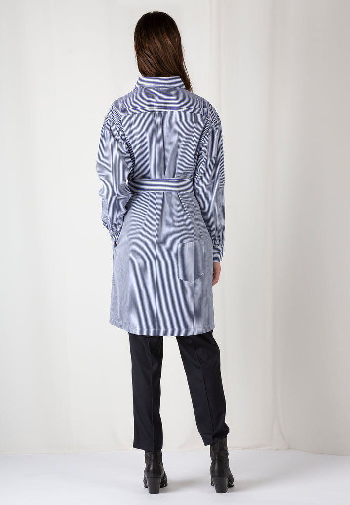 Double pocket dress, army white navy stripe color. Three colored striped poplin relaxed fitted dress, with pockets. The dress can be worn without the belt, therefore, the belt loops can be pooled towards the inside of the dress. Please note our six button hole buttons. Model wears a size 36.