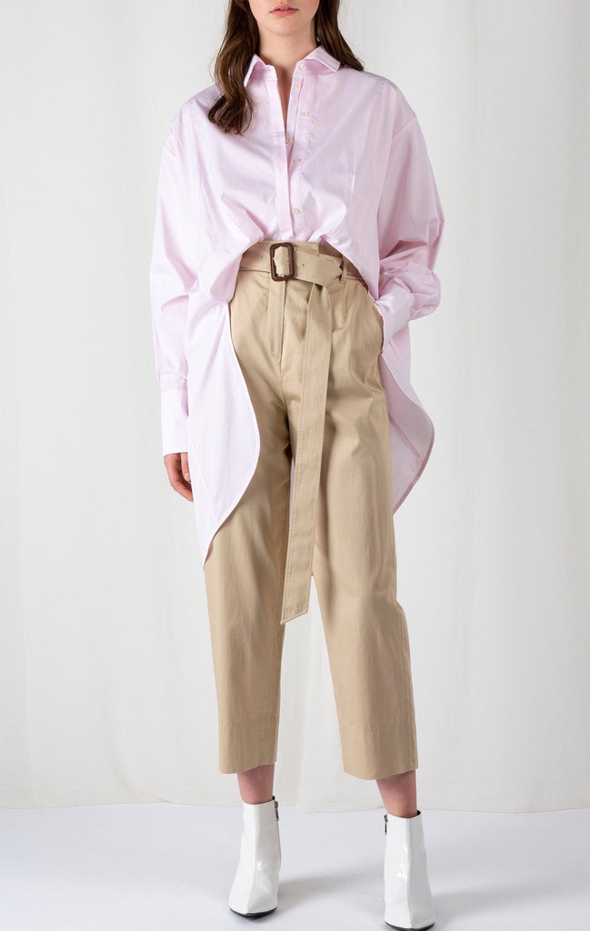 Camel pants. High waisted relaxed fitted slightly cropped pants. With belt. Slightly tapered straight leg. Fabric: 100% Cotton