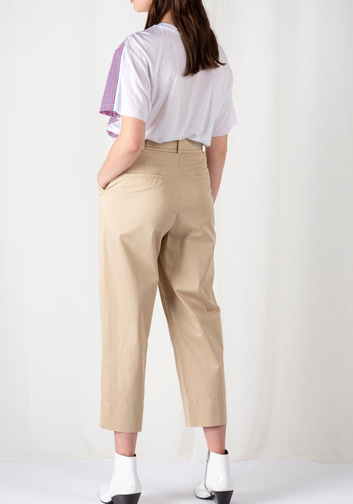 Camel pants. High waisted relaxed fitted slightly cropped pants. With belt. Slightly tapered straight leg. Fabric: 100% Cotton