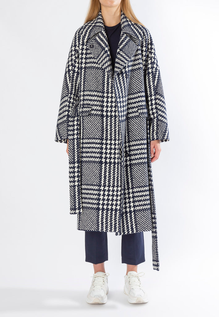 Flustered coat, navy houndstooth. Cozy warm wrap coat in a modern cut egg shape. Off-shoulder made from a navy houndstooth. Easy to combine it with different colors.