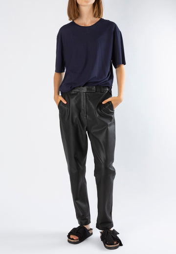 Navy top designed by Eric Frenken. Model wears a size 36. Relaxed fitted lightweight cotton crepe jersey with two big F logo in flock print. To be worn with anything for an easy and fashionable look. Fabric: 100% Cotton