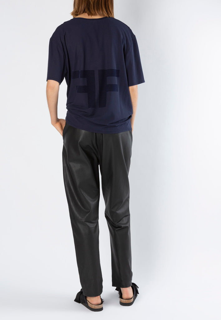 Navy top designed by Eric Frenken. Model wears a size 36. Relaxed fitted lightweight cotton crepe jersey with two big F logo in flock print. To be worn with anything for an easy and fashionable look. Fabric: 100% Cotton
