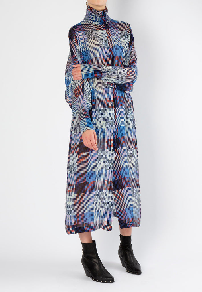 Extent dress, silver blue print. Loose fit digital printed georgette dress and dropped shoulders that accentuate the loose fluid fit. Shirtdress with standup collar detailed with elastic details in the waist. Handy pockets.