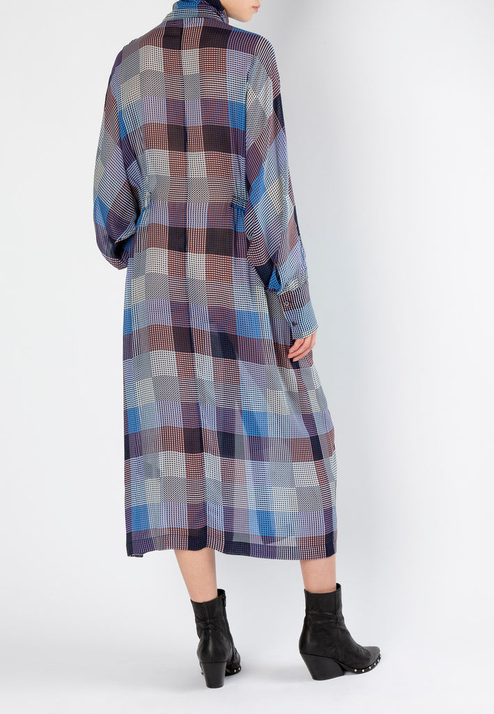 Extent dress, silver blue print. Loose fit digital printed georgette dress and dropped shoulders that accentuate the loose fluid fit. Shirtdress with standup collar detailed with elastic details in the waist. Handy pockets.