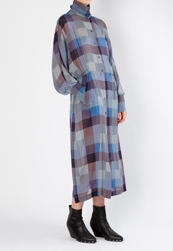 Extent dress, silver blue print. Loose fit digital printed georgette dress and dropped shoulders that accentuate the loose fluid fit. Shirtdress with standup collar detailed with elastic details in the waist. Handy pockets.