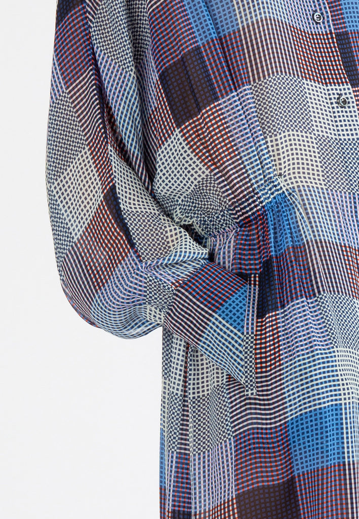Extent dress, silver blue print. Loose fit digital printed georgette dress and dropped shoulders that accentuate the loose fluid fit. Shirtdress with standup collar detailed with elastic details in the waist. Handy pockets.