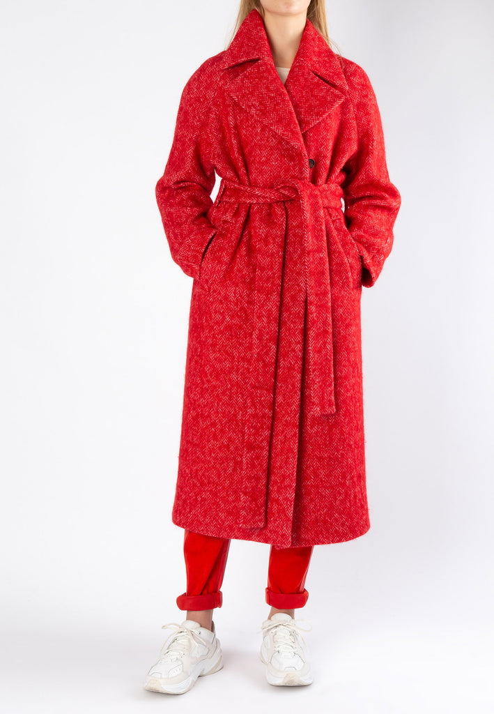 Fire red wanted coat. 22% Acrylic, 18% Alpaca, 18% Mohair, 18% Wool, 12% Polyester, 12% Polyamide. Powerful coat made from a herringbone wool blend. It a loose silhouette that's emphasized by dropped shoulders with oversized notched lapels. Using the self-tie inside strap to define your waist.