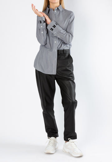 Scratch shirt, black stripe. Round hem. It's made from crisp cotton-poplin and has a straight-fitting bodice with a round hem. www.frenkenfashion.com