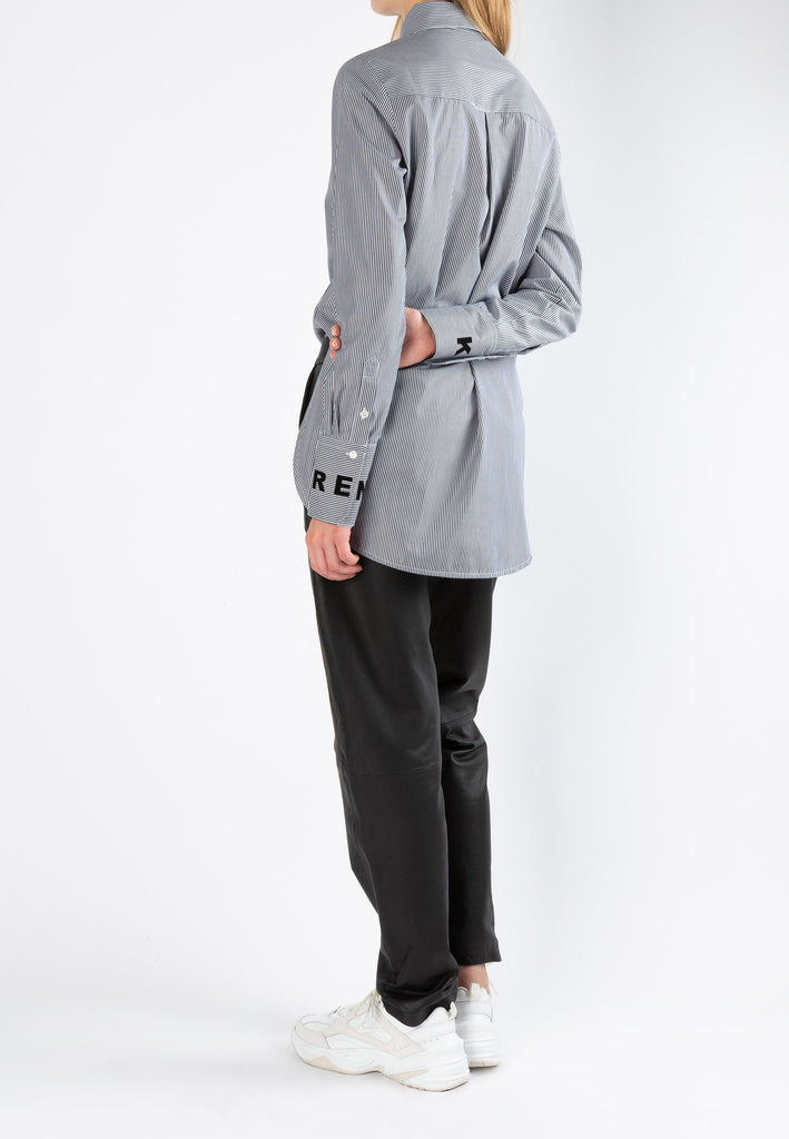 Scratch shirt, black stripe. Round hem. It's made from crisp cotton-poplin and has a straight-fitting bodice with a round hem. www.frenkenfashion.com