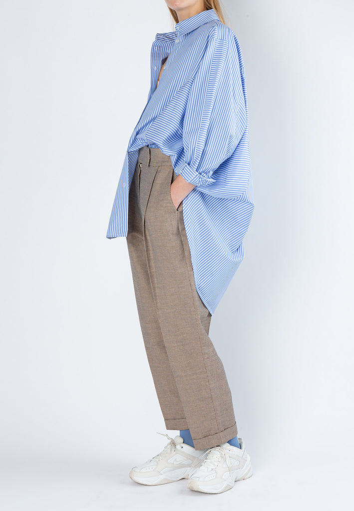 Weel | Trouser | Sand Check. Mixing classic with trendy, this tailored pant is made of a cotton-linen blend with a micro-motif in hearth shades, With a slouchy fit, Weel has front pleats and side pockets, inspired by traditional men tailoring. Wear it with an oversized shirt or a basic t-shirt for the effortlessly cool look!