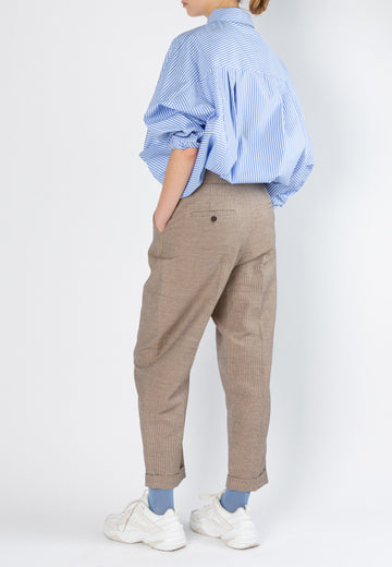 Weel | Trouser | Sand Check. Mixing classic with trendy, this tailored pant is made of a cotton-linen blend with a micro-motif in hearth shades, With a slouchy fit, Weel has front pleats and side pockets, inspired by traditional men tailoring. Wear it with an oversized shirt or a basic t-shirt for the effortlessly cool look!