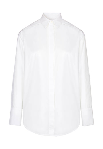 Riffle shirt, white color. Men-inspired shirt with a long and straight fit ending with a round hem, with stiff double-cuff. Cut from crispy poplin cotton. Surprisingly detailed with cut-out and epaulet at the elbow. 100% cotton