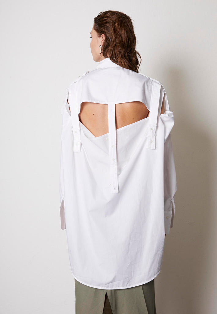 White shirt corps. Composition: 100% cotton. Oversize proportions of this version make it undoubtedly cool, too. frenkenfashion.com
