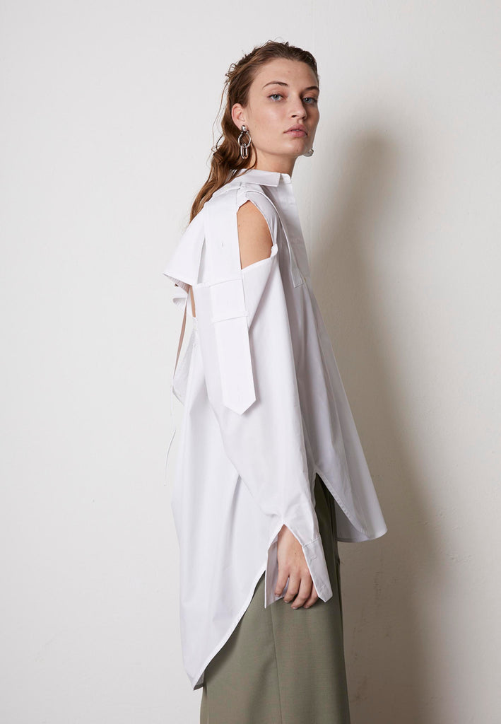 White shirt corps. Composition: 100% cotton. Oversize proportions of this version make it undoubtedly cool, too. frenkenfashion.com