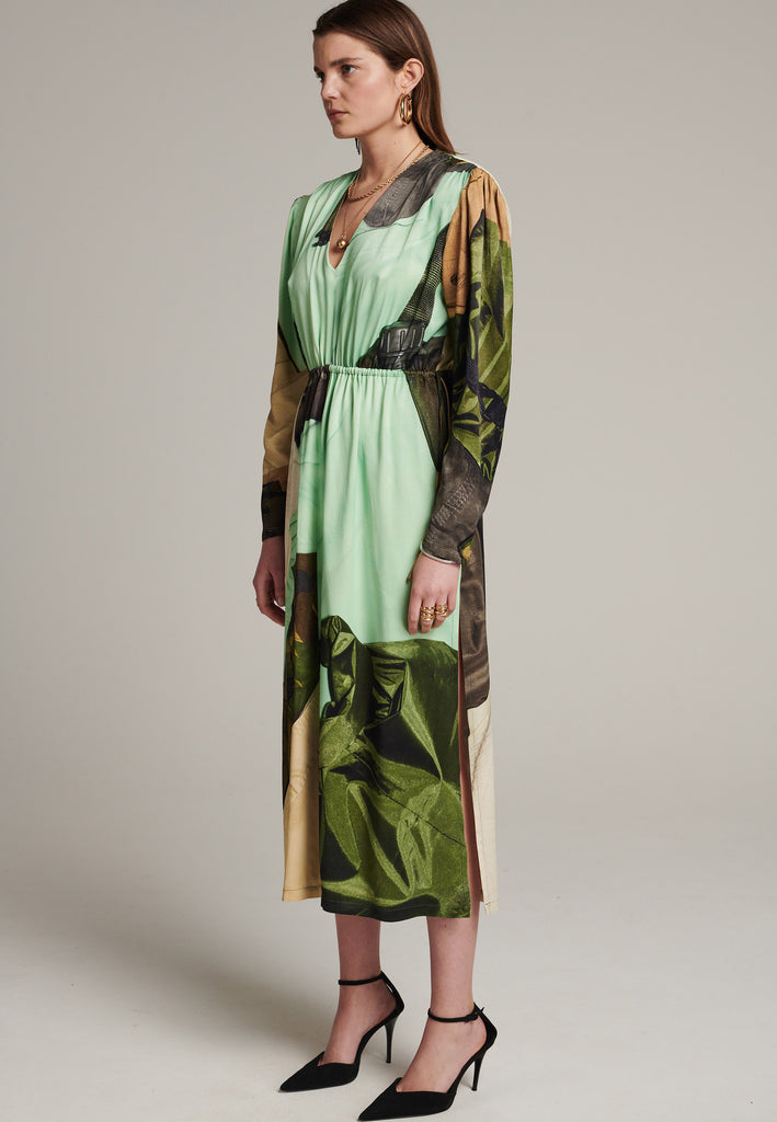 FRENKEN relaxed fit midi dress cut from a flowy viscose satin, with an oversided fitting enphasized by the shoulder-pads. Made with a FRENKEN exclusive army inspired print, blending several colors. Coming with a deep V-neckline and waist dawnstring to temper the loose fitting.