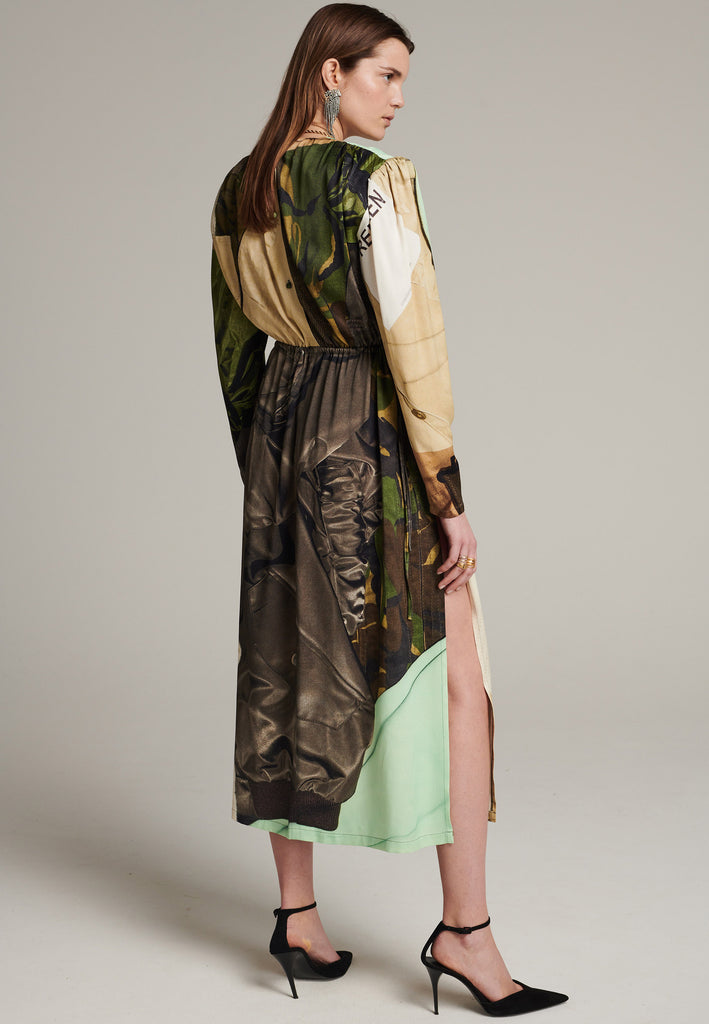 FRENKEN relaxed fit midi dress cut from a flowy viscose satin, with an oversided fitting enphasized by the shoulder-pads. Made with a FRENKEN exclusive army inspired print, blending several colors. Coming with a deep V-neckline and waist dawnstring to temper the loose fitting.