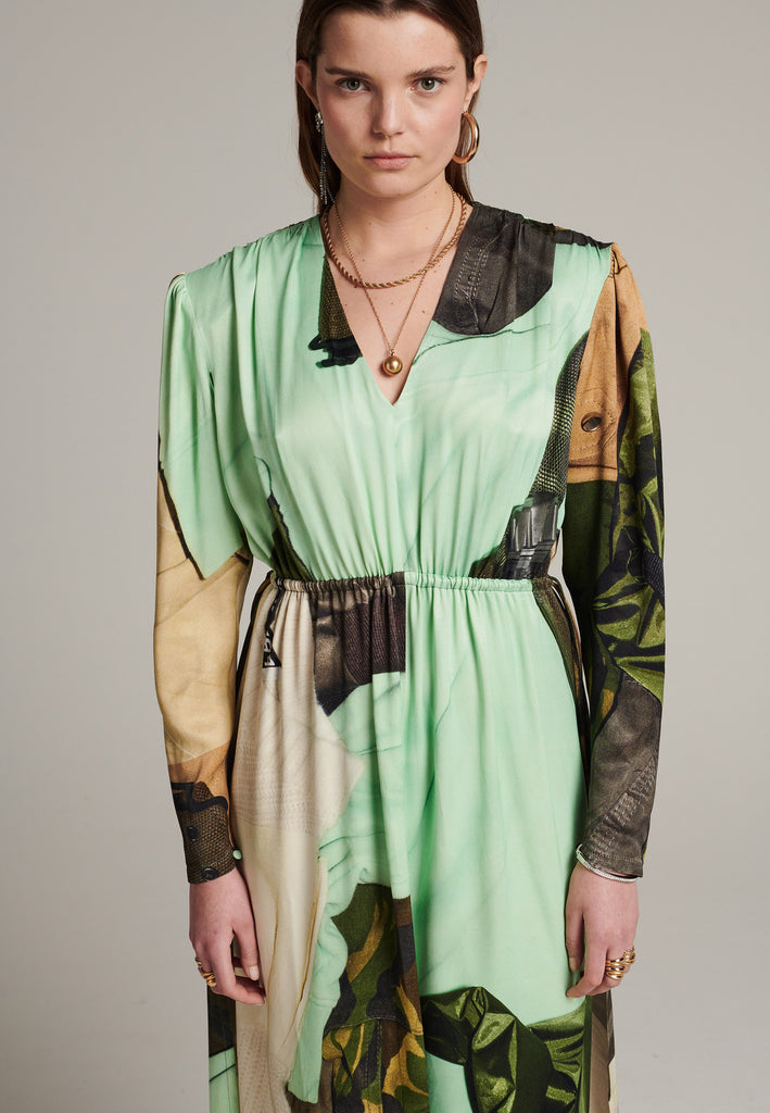 FRENKEN relaxed fit midi dress cut from a flowy viscose satin, with an oversided fitting enphasized by the shoulder-pads. Made with a FRENKEN exclusive army inspired print, blending several colors. Coming with a deep V-neckline and waist dawnstring to temper the loose fitting.