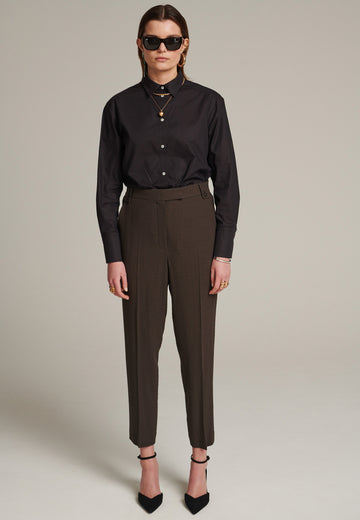 Cropped tailored choco pants cut in a wrinkled light suiting wool blend. Pressed front pleat to emphasize the sophisticated look. Refined with belt loops and horn buttons, welt pocket at the back.