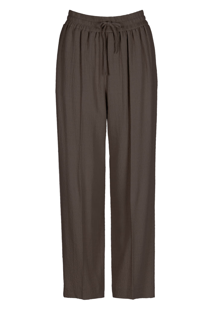 Cropped flowy pants in choco with a high rise. Designed with a loose relaxed fit and drawstring flexible waistband. Pressed front pleat to create a more sophisticated look. Detailed with a welt pocket at the back.