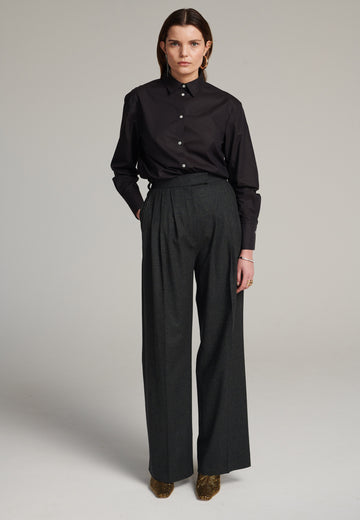 Pleated high-rise pants with wide-leg fitting made of a soft wool blend flannel in dark green. It's designed to move beautifully as you walk. Back welt pockets. Menswear-inspired tailored waistband. One of the chicest ways to wear relaxed tailoring.