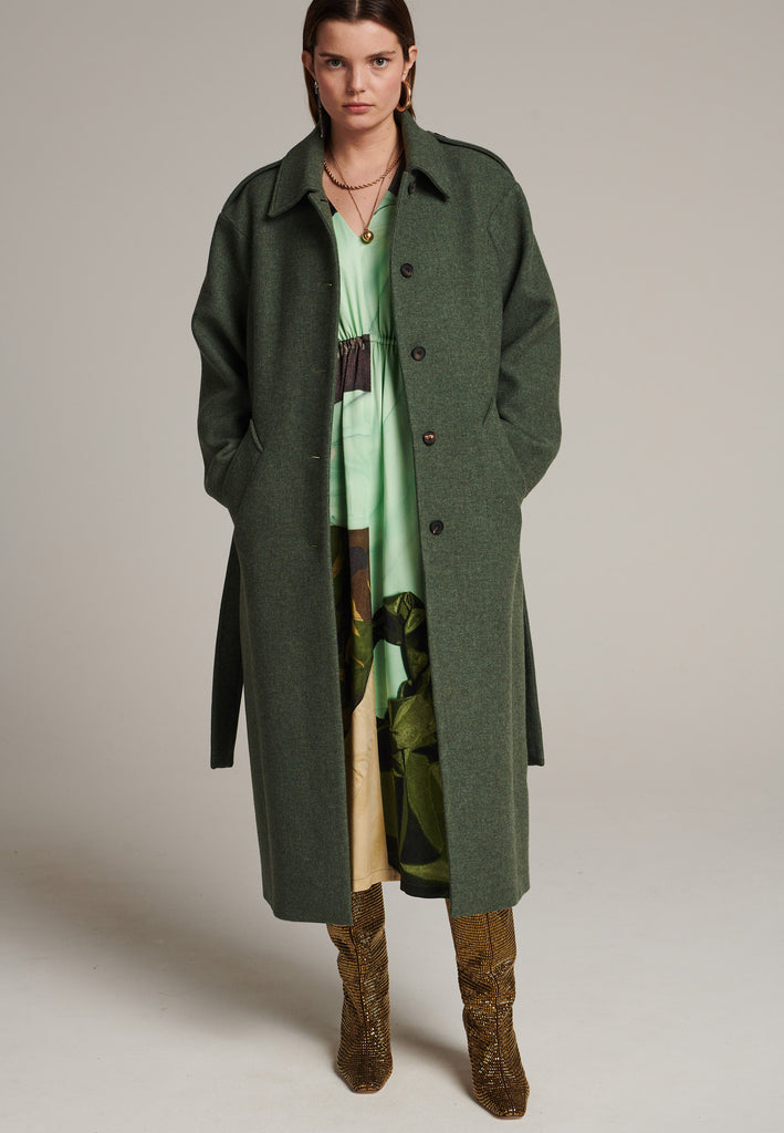 Oversized relaxed-fit coat in green melange cut from a recycled soft wool blend, fully lined with satin. It comes with a coordinating belt to temper the loose fit and to cinch to the waistline.